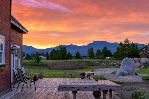 McCall House | Secluded Country Home Deck & Mountain Views