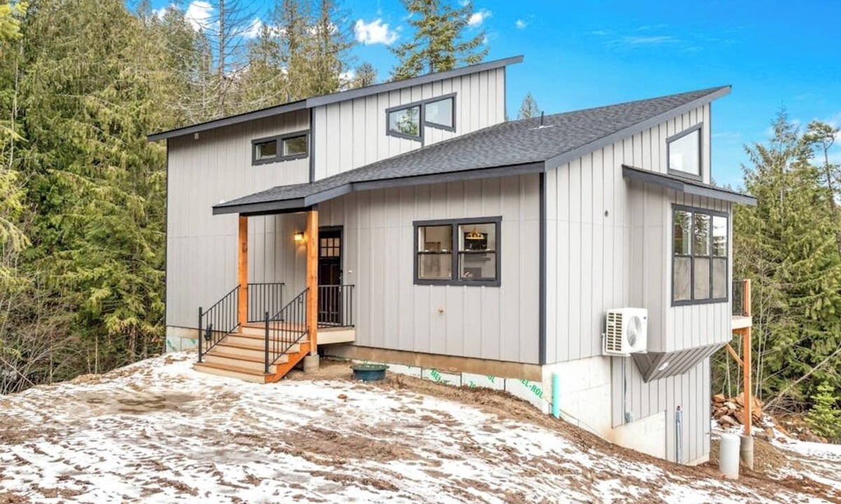 Sandpoint House | Secluded home with deck, grill, hot tub, fireplace, private beach, & W/D