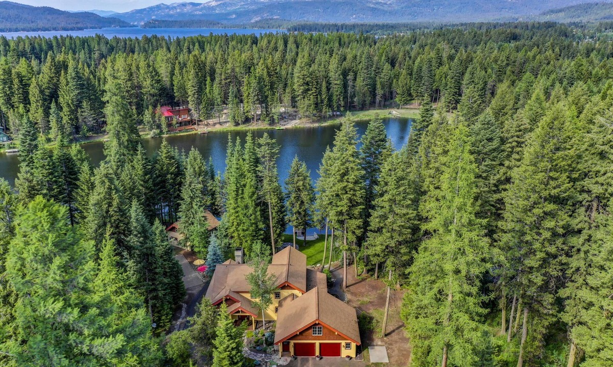 McCall House | SECLUDED LUXURY WATER FRONT RETREAT! Kayak's, Canoe, & SUP's | Huge Deck with BBQ & Outdoor Dining