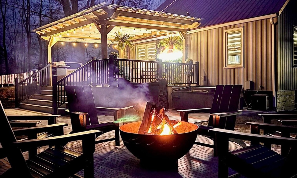 New Buffalo Cottage | Secluded Retreat, Hot Tub, Fire Pit, Wildlife Views, Near New Buffalo Beach!