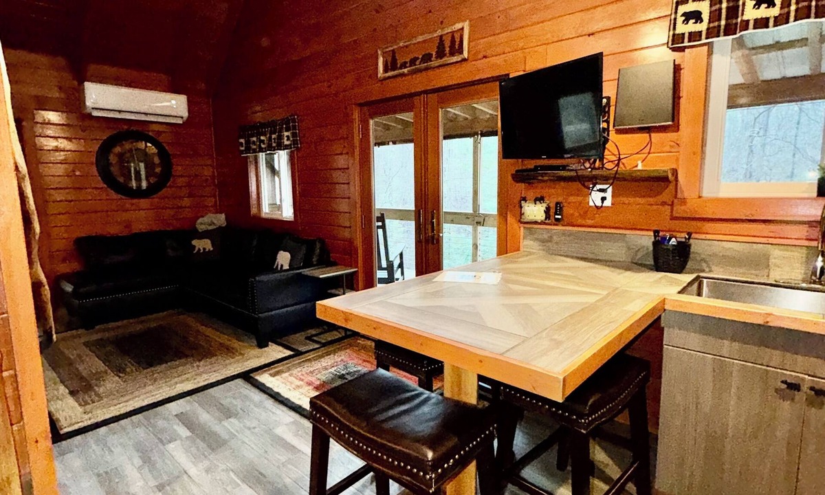 Campton Cabin | Secluded Tree House Cabin Theme in RRG Hot Tub Pet Friendly Guest Fav