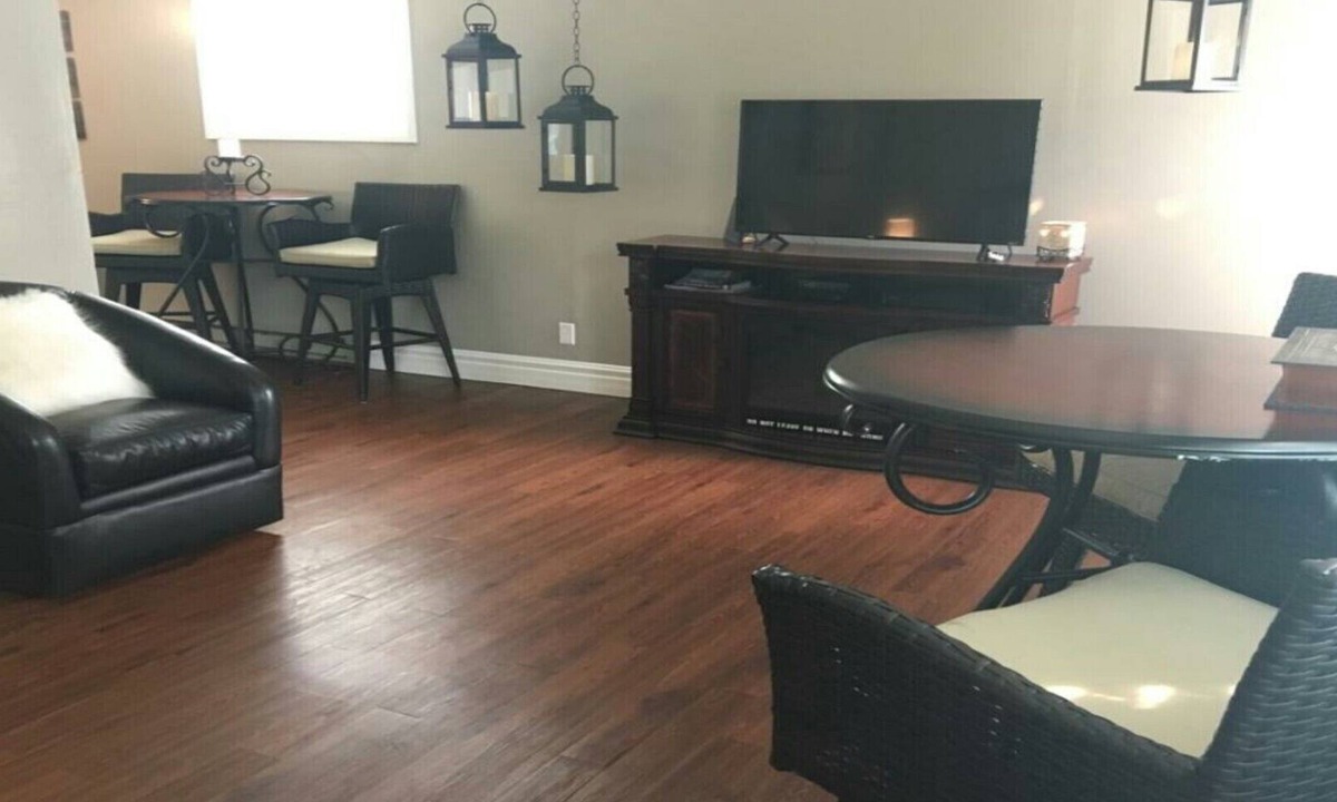 Cody House | SECRET COTTAGE YELLOWSTONE - deer hangout - 2 BLOCKS downtown 1 bedroom 2beds