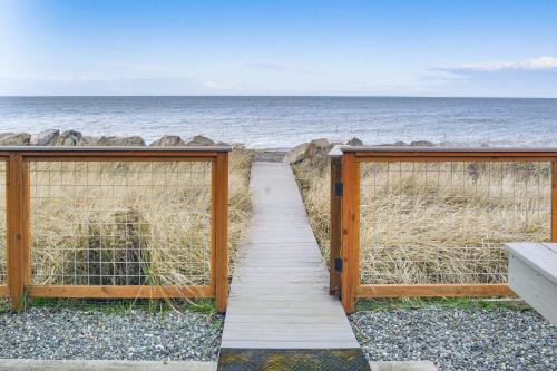 Sequim House | Sequim Shoreline Retreat w/2 Decks: Dogs Welcome!