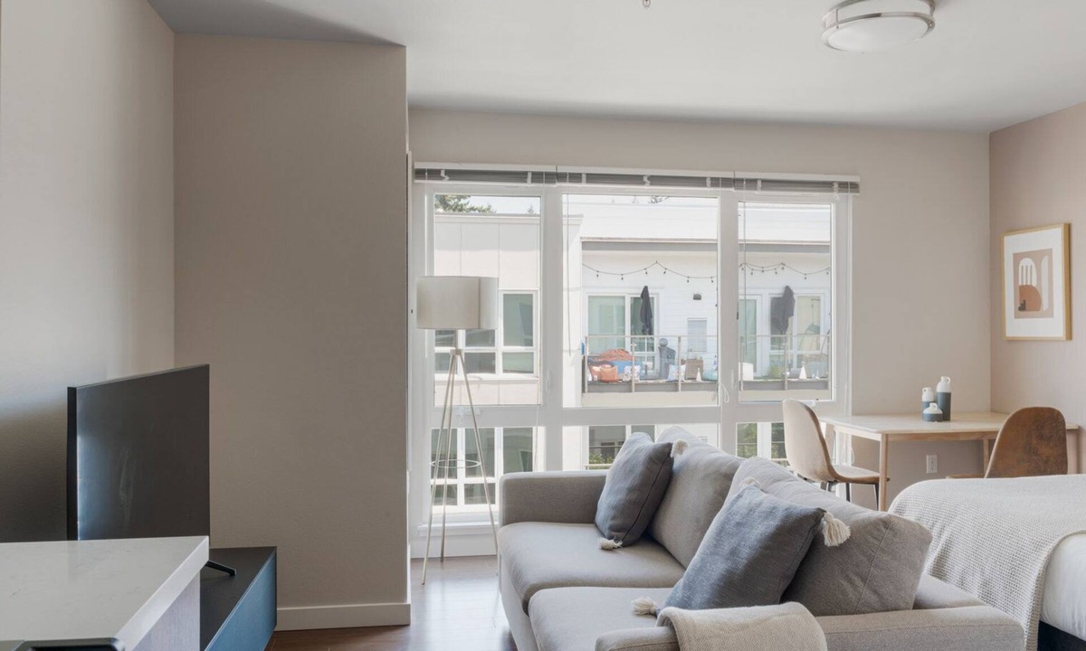 West Bellevue Apartment | Serene Bellevue Studio w/Gym & Pet Area, nr Shopping, by Blueground