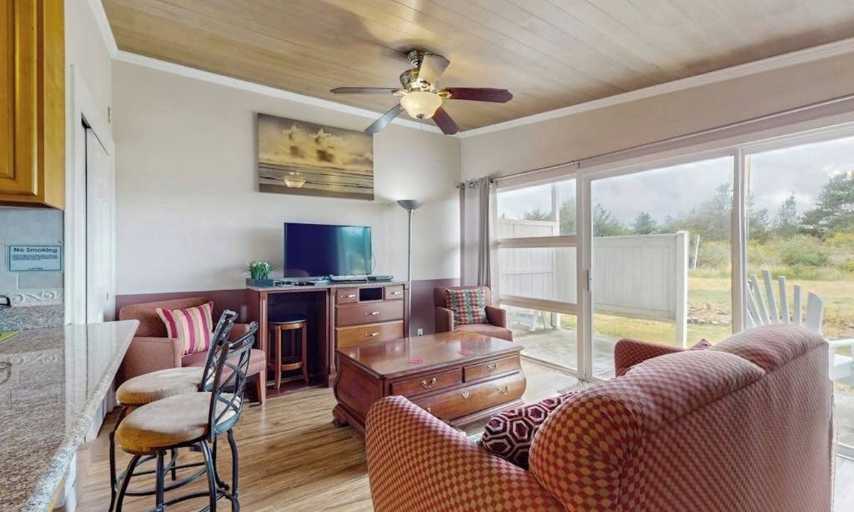 Copalis Beach Condo | Serene coastal oceanfront condo with shared hot tub & beach trail access