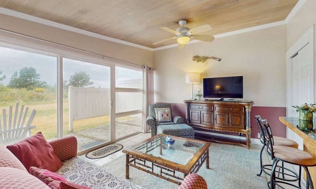 Copalis Beach Condo | Serene coastal oceanfront condo with shared hot tub & beach trail access