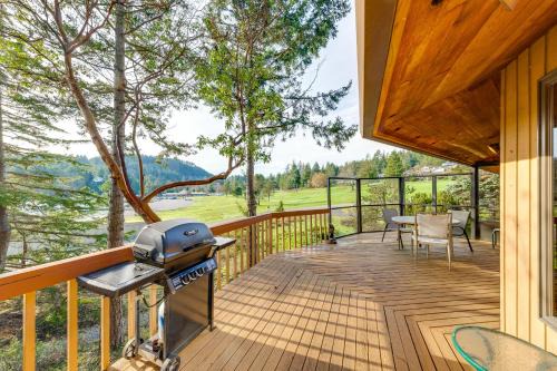 La Conner House | Serene La Conner Retreat w/Fireplace & Deck!