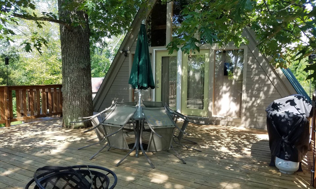 Somerset Cottage | Serene Lakefront Retreat: View, Fireplace, Near Marina, Park, & Downtown Charm