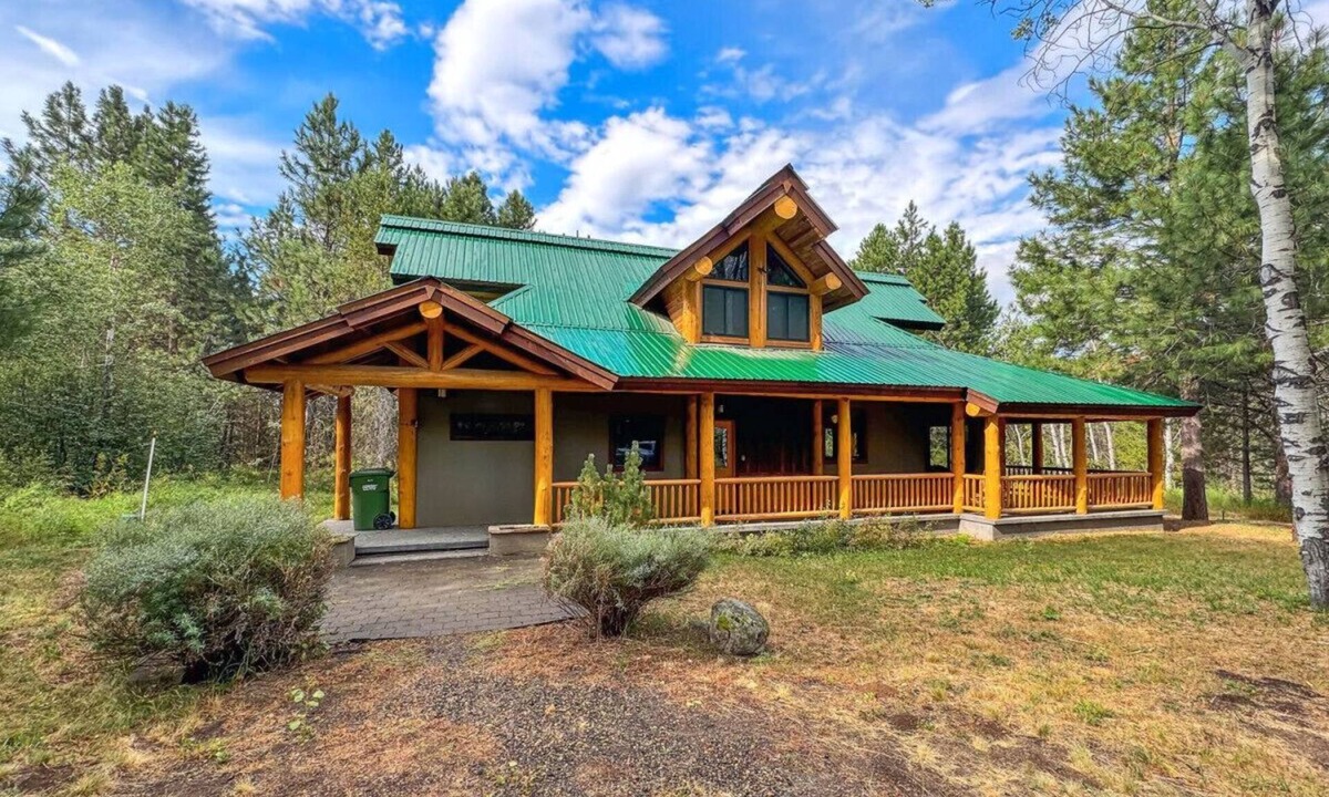 McCall Cabin | Serene Log Cabin Retreat with Hot Tub & Fire Pit