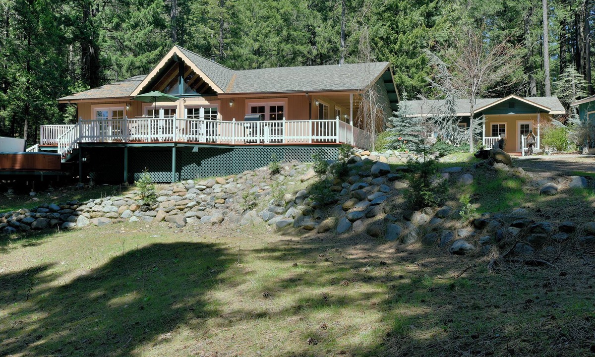 Mount Shasta House | Shasta Woodlands with Hot tub Beautiful home In Mt. Shasta.