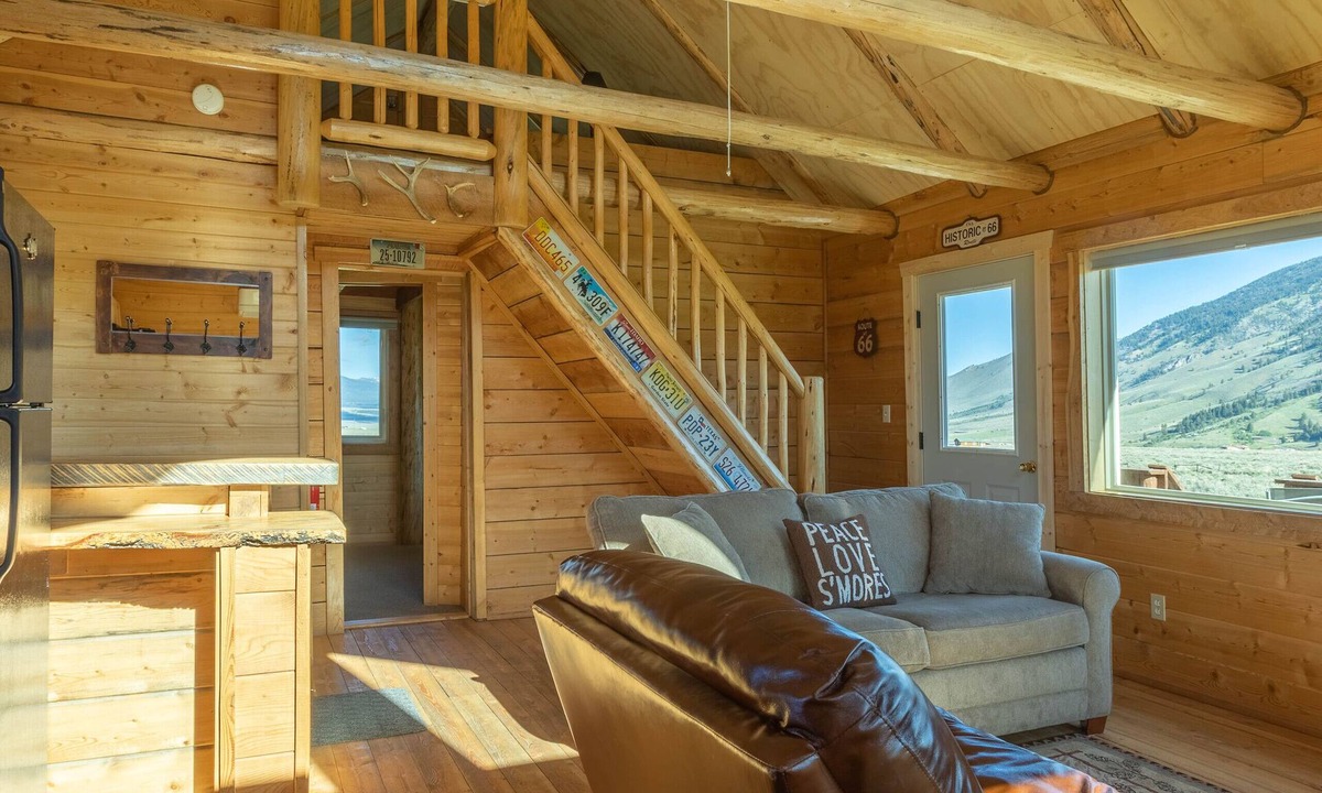 Cameron Cabin | Sheep Creek Cabin B is a cozy cabin featuring amazing views and prime location.