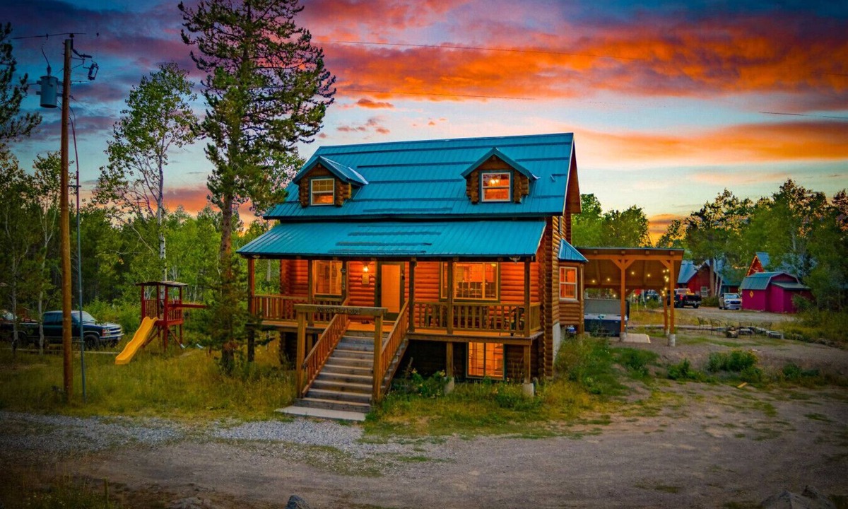 Last Chance House | Shooting Star Lodge | Game Room, Yellowstone, Hot Tub, Fire Pit!