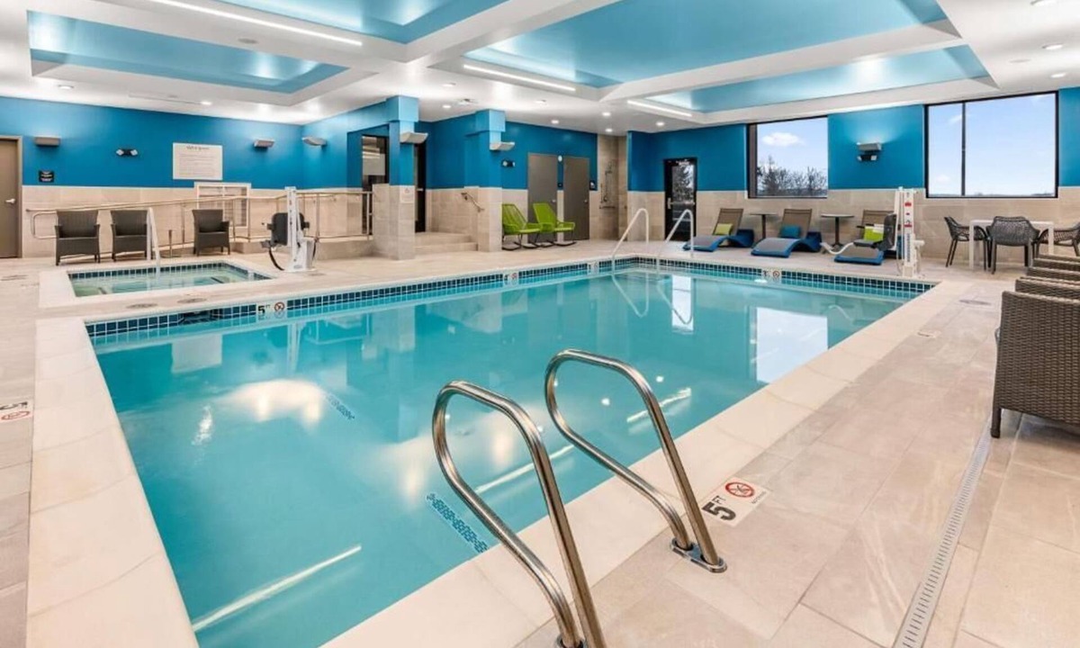 Tigard Hotel | Short Drive to Oregon Zoo! 2 Units, Indoor Pool, Free Parking and Breakfast!