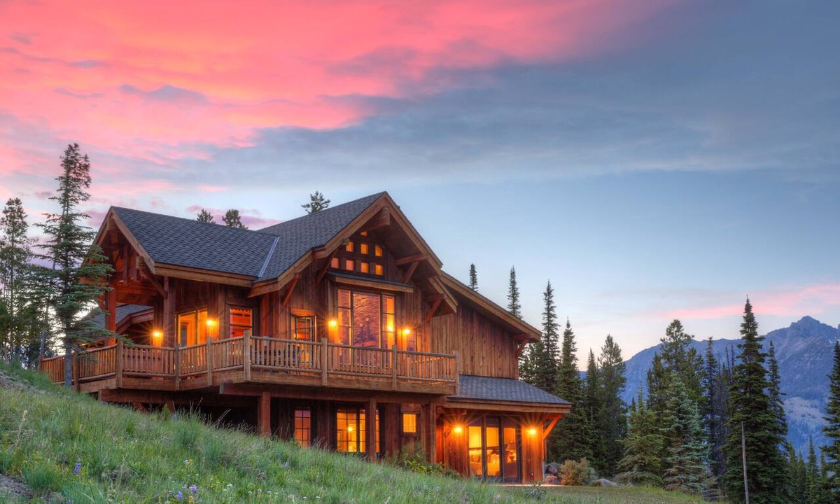 Big Sky Ski Chalet | Silver Star Alpine Lodge | Ski-In/Out Chalet | Hot Tub + Views