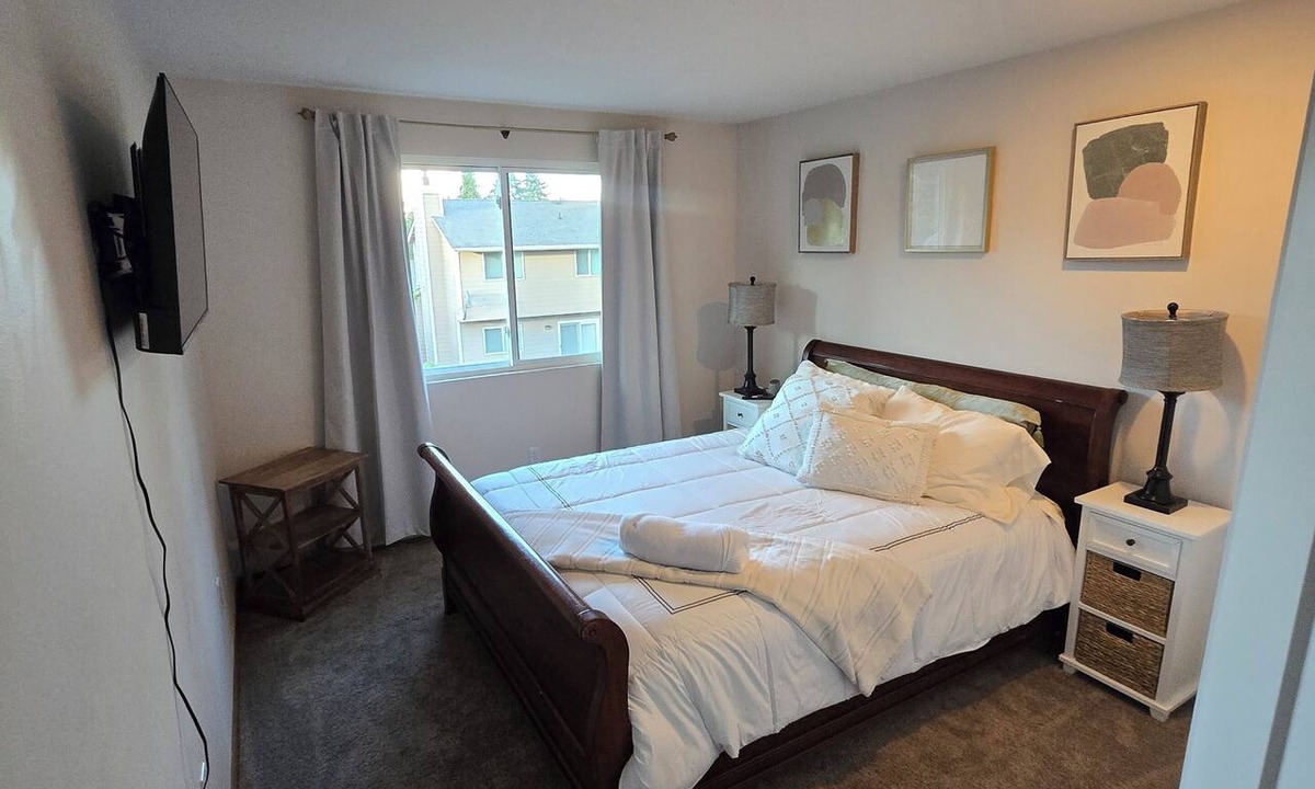 Rollingbay House | Silverdale 3-bedroom Home Near Hospital, Bangor & PSNS with cool AC breeze