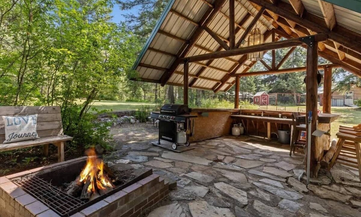 Spirit Lake House | Silverwood basecamp with games and outdoor bar
