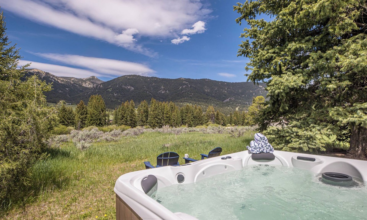 Big Sky Meadow Village House | Ski. Hike. Soak. Dogs Welcome | Nordic Ski Haus