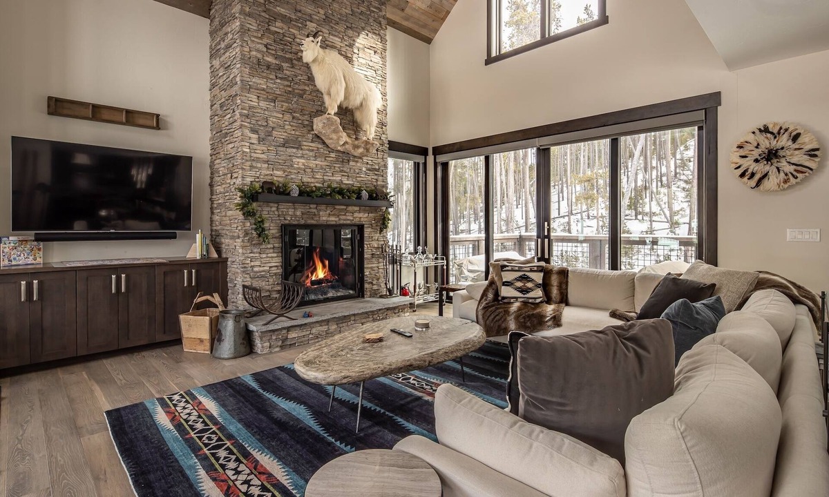 Spanish Peaks Cabin | Ski-in/Ski-out Cabin with Hot Tub, Fireplace, Heated Garage, and Grill!