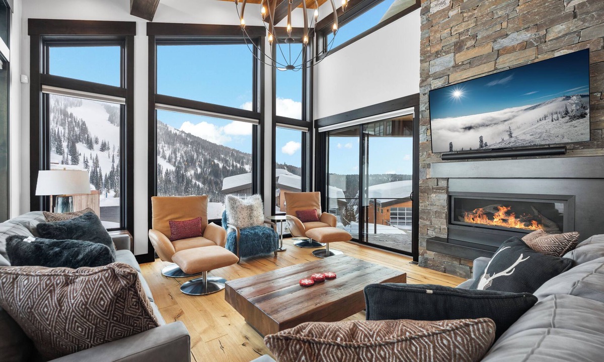Sandpoint House | Ski-in/Ski-Out Luxury Schweitzer Hot Tub 4 King Suites Walk to Village Ski Room