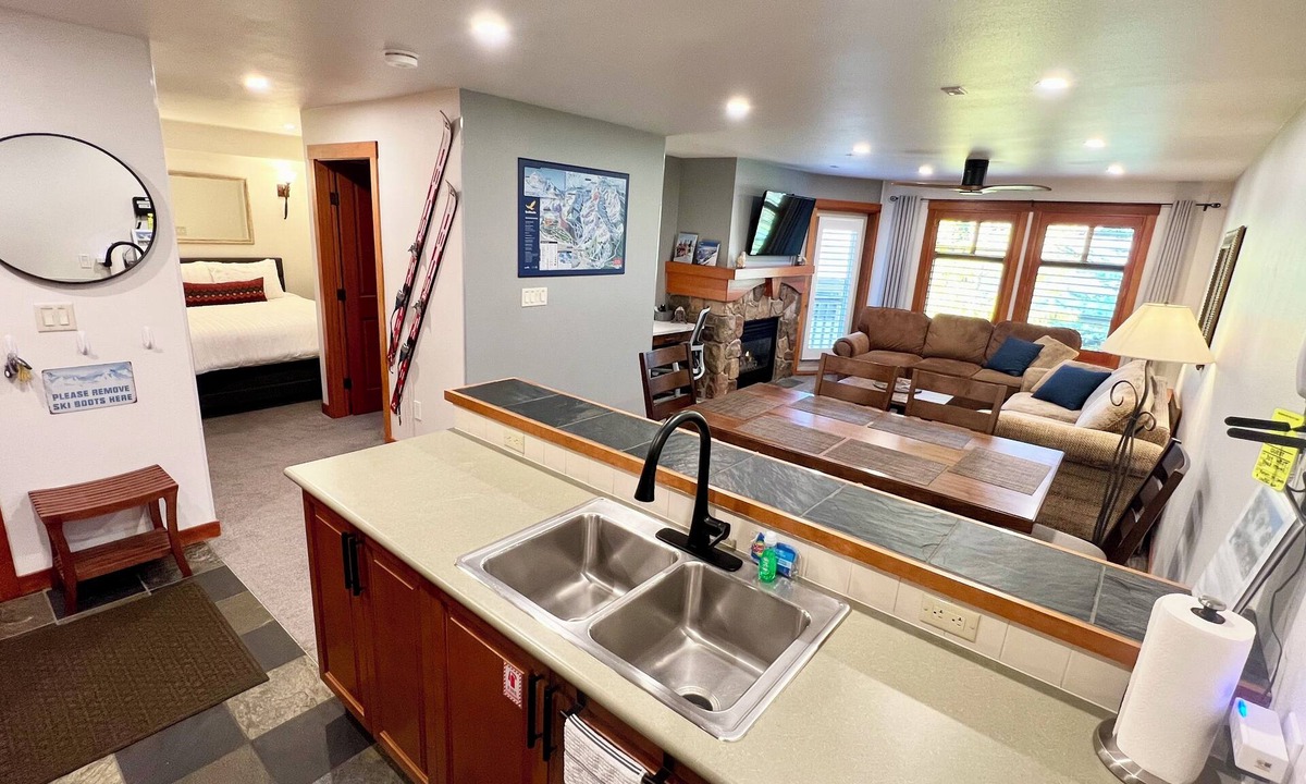 Salt Lake Mountain Resorts Condo | SKI-SLOPE VIEW! 3rd Floor! 1 Bedroom + Den, Sleeps 6! Heated Pool! Ski Locker!