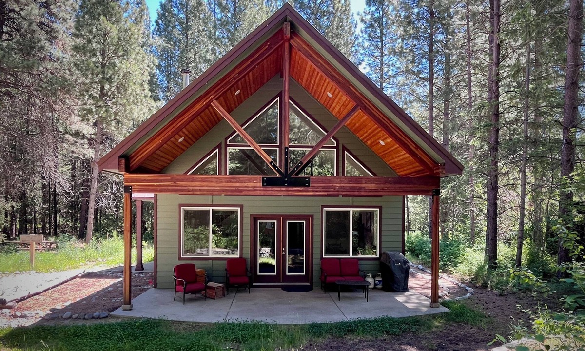 Mazama House | Skiers, Cyclists, Runners! Newly-Built 3 Bedroom House on the MVSTA Trail!