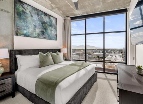 Rio Grande Apartment | Sky High Views Lux 2bd 2ba Rooftop Pool HTub Gym