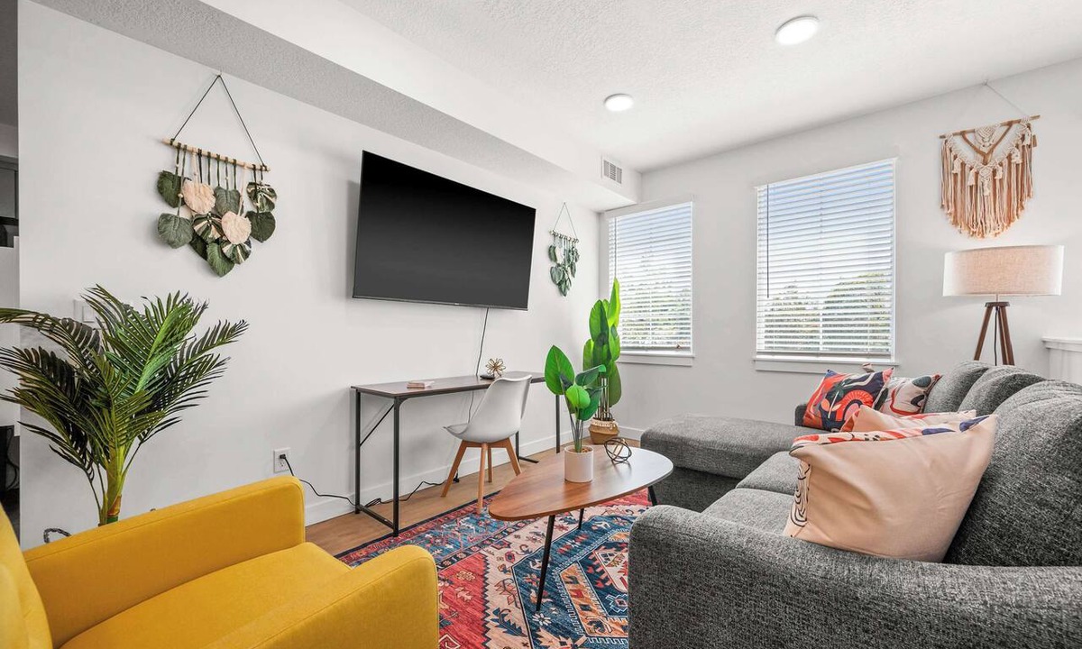 People's Freeway Condo | SLC - Airport - 2BR Townhome King BD - Garage