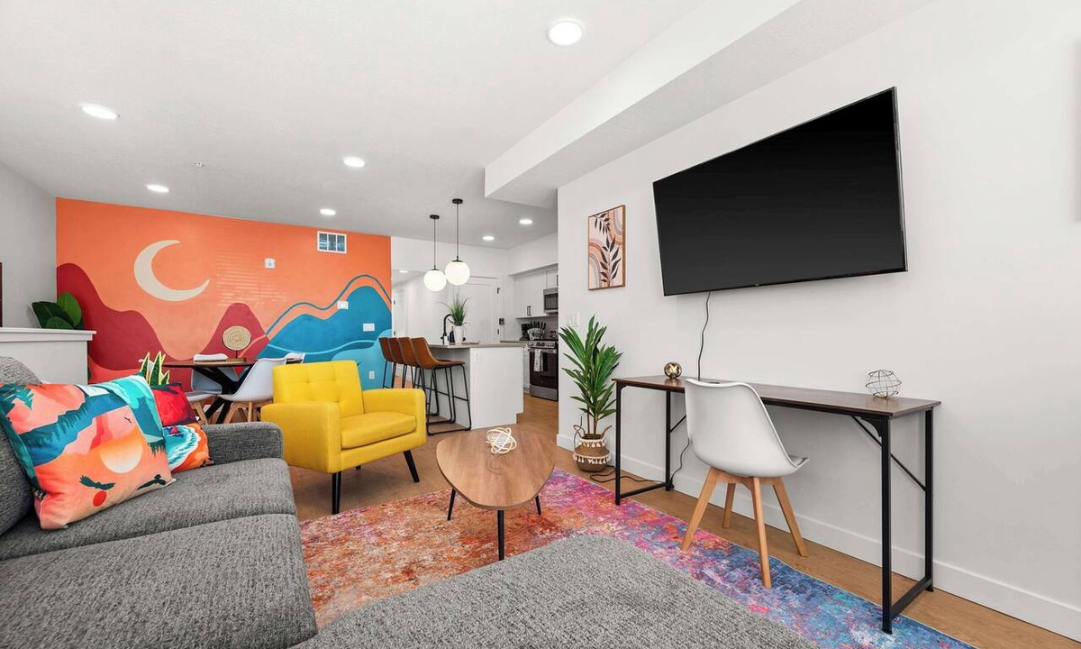 People's Freeway Condo | SLC - Townhome - Airport - Mountain Views Garage