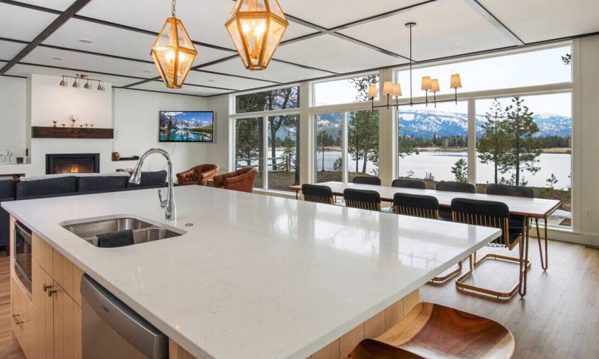 Donnelly Cabin | Sleek Cabin Overlooking Lake Cascade w/Hot Tub