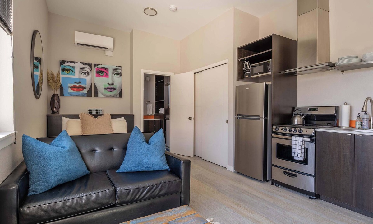 Belmont Apartment | Sleek Studio - Food Cart Row & Vintage Shops