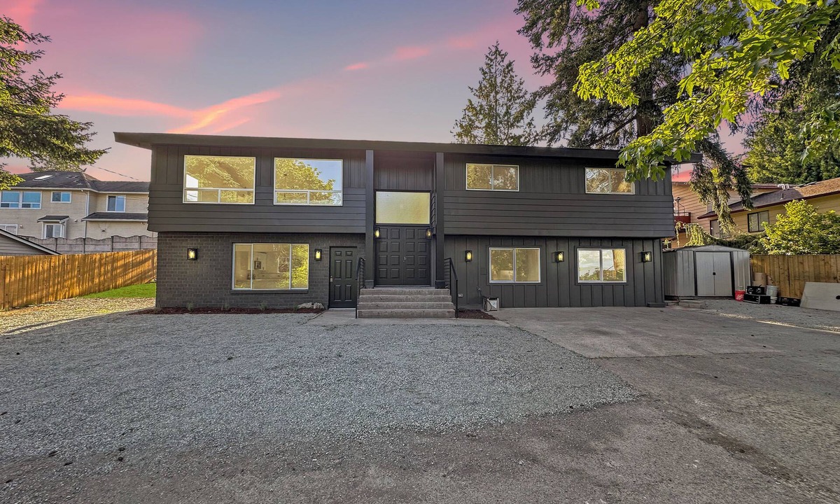 SeaTac House | Sleep 17, 8 room, 4 bath, 2 units Seatac no fly zone WiFi, AC