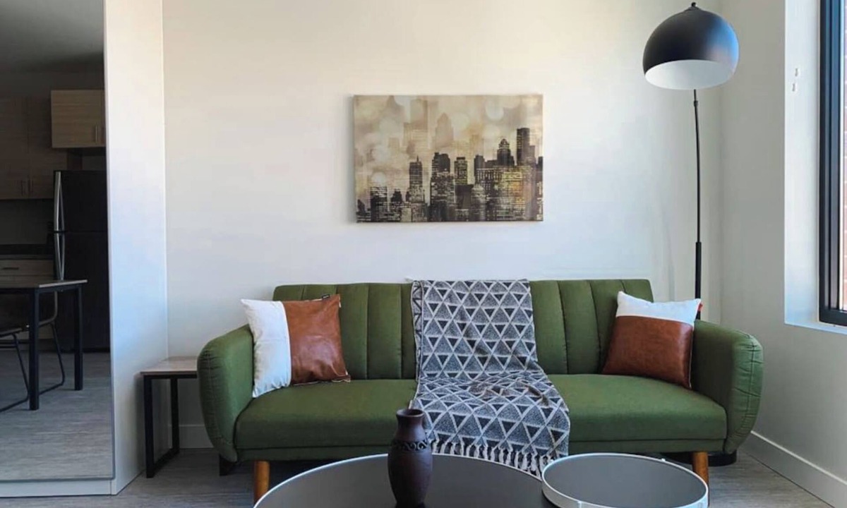 Des Moines Apartment | Sleepover | Extraordinary Studio + Gym- Des Moines