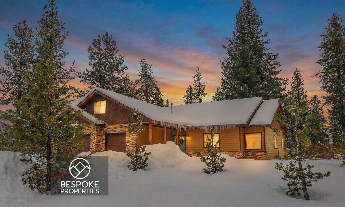 Donnelly House | Sleeps 10, AC, near lake, trailer parking