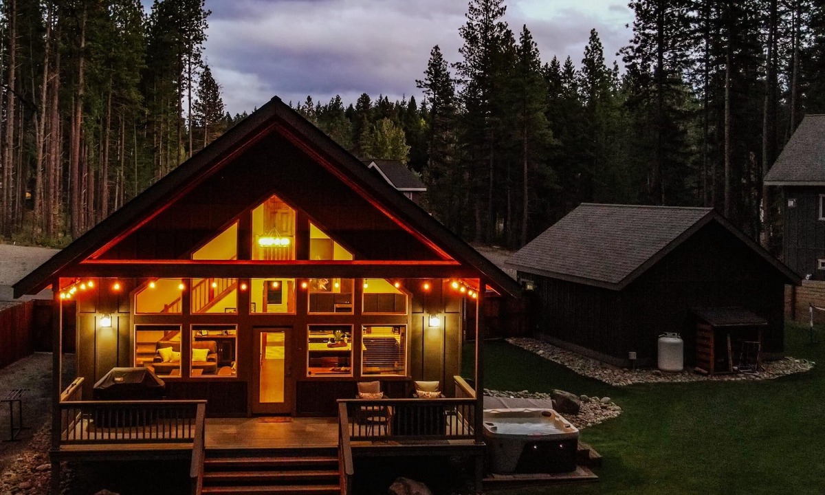 Ronald Cabin | Sleeps 11 across 3 bedrooms, every bed a real one. Hot tub, full kitchen, game room with 100 DVDs and Skee Ball, fast wifi, and a big fenced yard backed by pines. Five minutes to Roslyn and Lake Cle Elum. Forty-five minutes to Snoqualmie Pass.