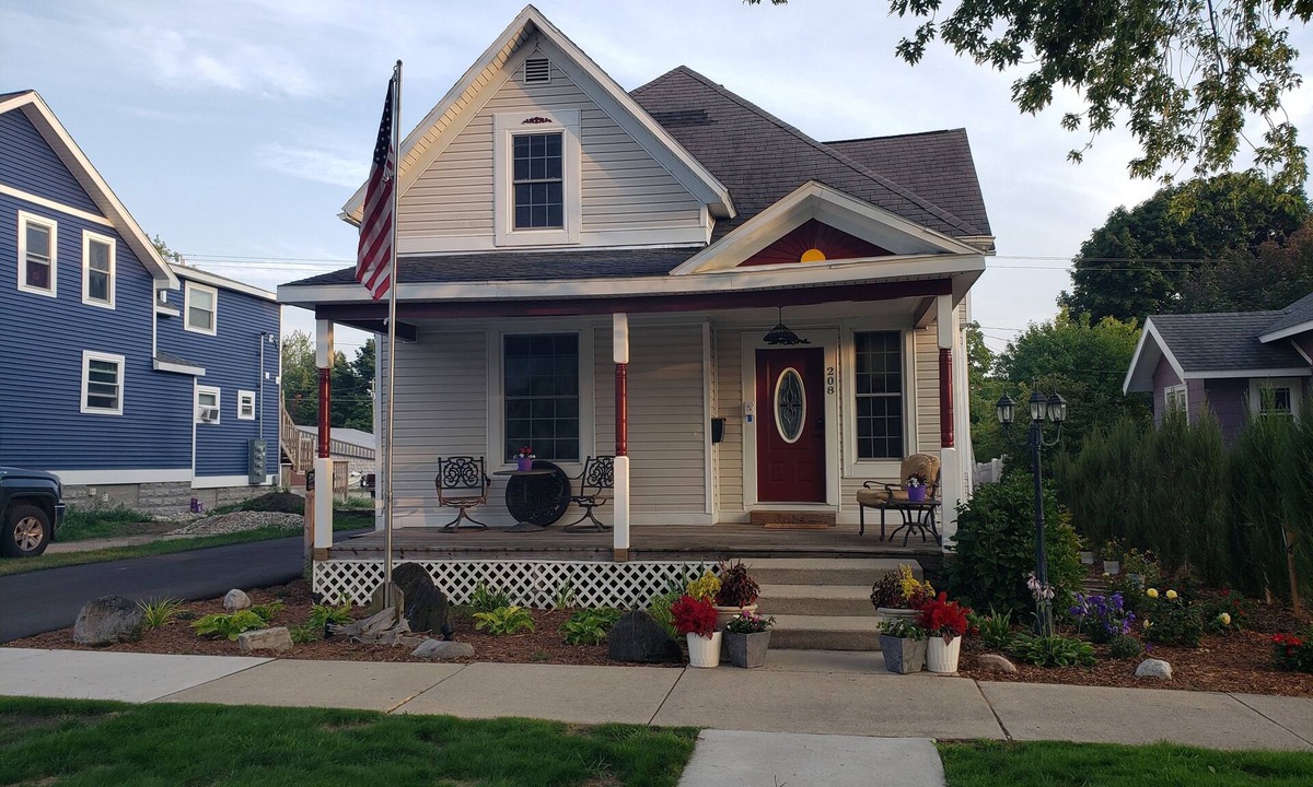 Ludington House | SLEEPS 12. Less than 1.5 blocks from the main intersections Downtown Ludington