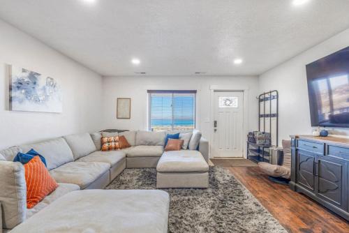 Sweetwater House | Sleeps 22, Sports Court, Hot Tub, Ideal Beach Access