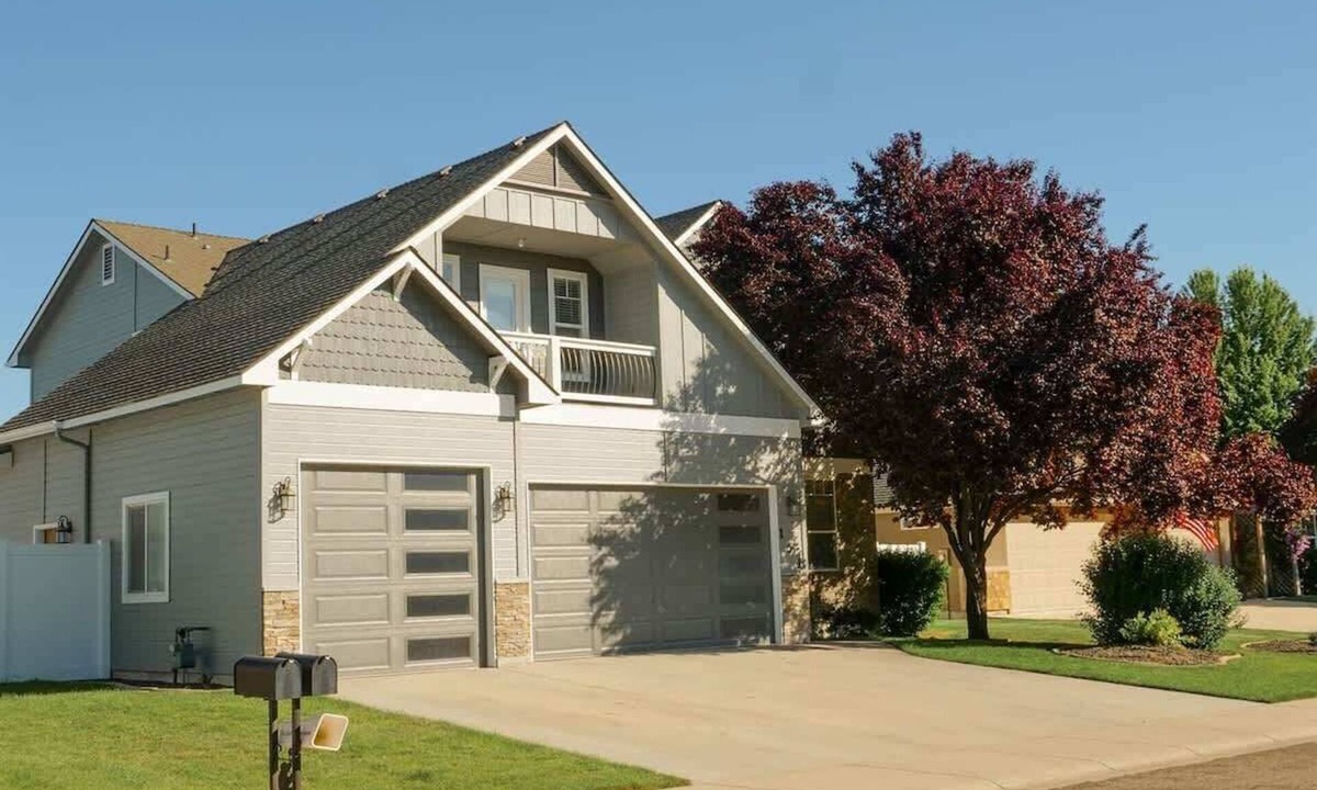 Meridian House | Sleeps 25 | Theater Room | Near Roaring Springs | Large Meridian Home