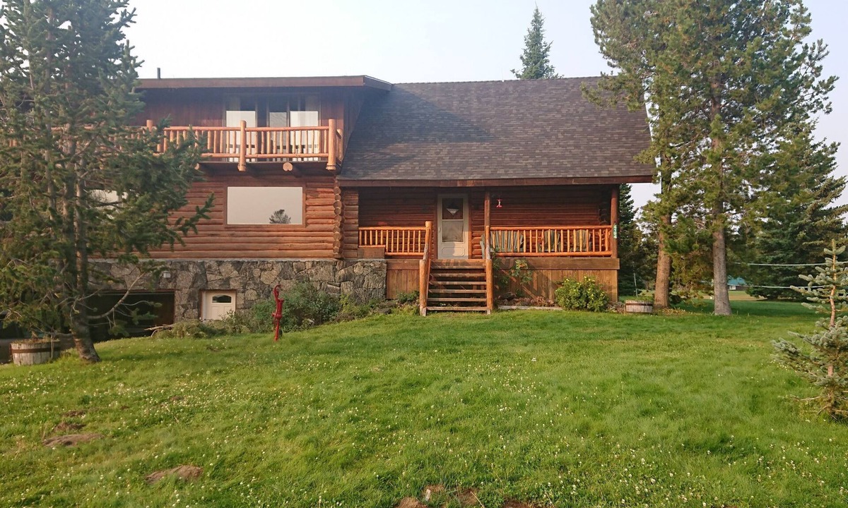 Island Park Cabin | Sleeps 27, Dog Friendly, Fireplace, Ping Pong, Bumper Pool Table, Jetted tub
