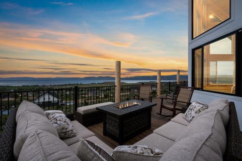 Sweetwater House | Sleeps 28, Hot Tub, Ideal Beach Access, 5000 sqft