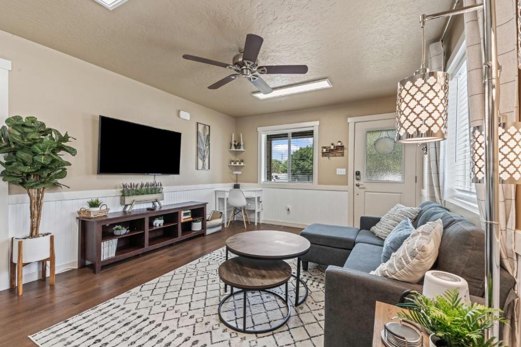 Caldwell House | Smart Comfort 2 bed 2 bath near College of Idaho