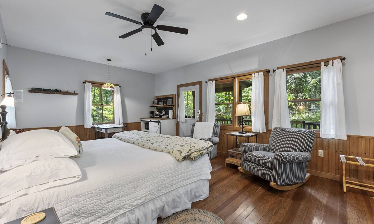Logan Cottage | Snowdrop: Quiet Couples Cottage with Whirlpool Tub Near Hocking Hills Hiking Trails