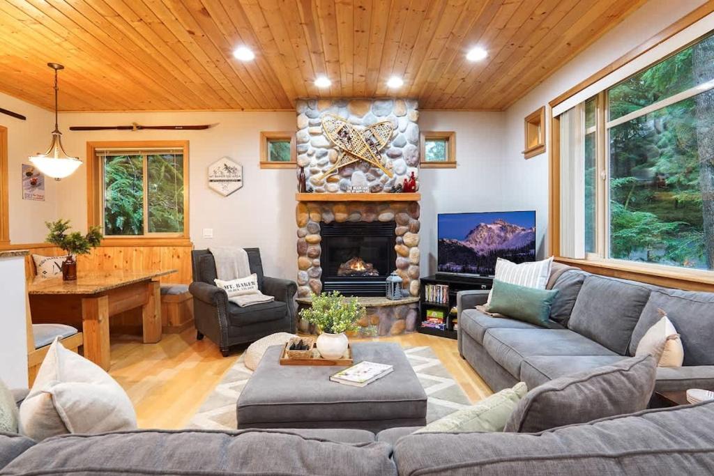 Glacier House | Snowline Hillside Chalet