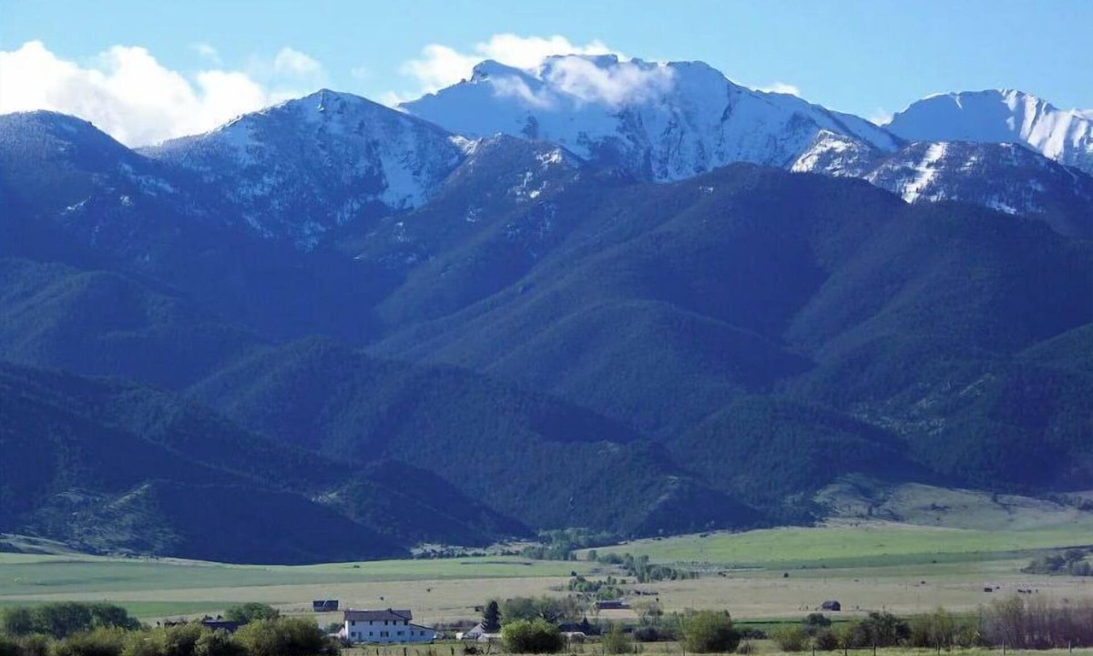 Whitehall House | Solar powered farm stay near wild hotsprings!