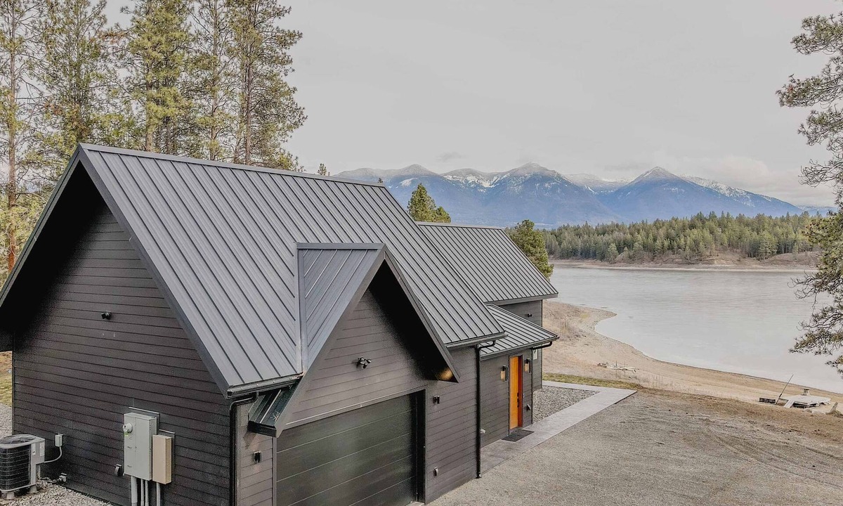 Eureka House | Sophie Lake Chalet Lakefront Mountain Views