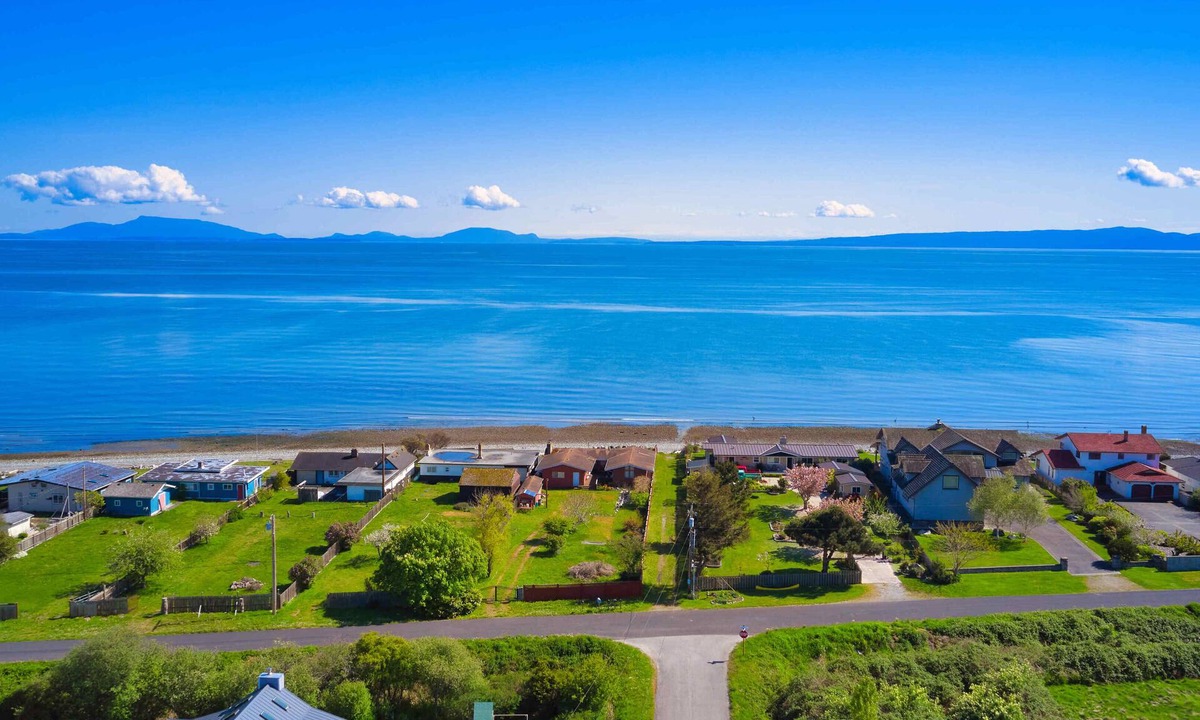 Point Roberts House | South Beach Cottage - steps from the beach!