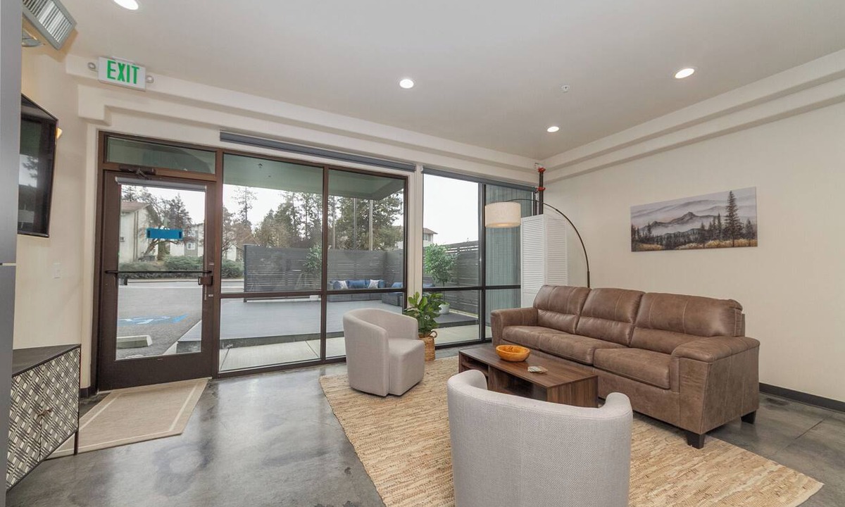 Lincoln Heights Apartment | South Hill King Suite, Stylish, Private, Parking Included