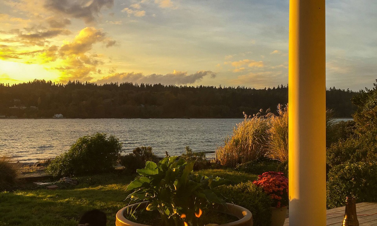 Clinton House | South Whidbey Island: Large Waterfront Home - Private Beach on Cultus Bay