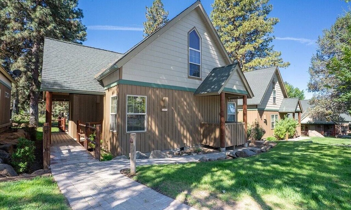 Klamath Falls Ski Chalet | Southern Oregon Spacious 3BR Chalet with Loft, Fireplace & Resort Amenities