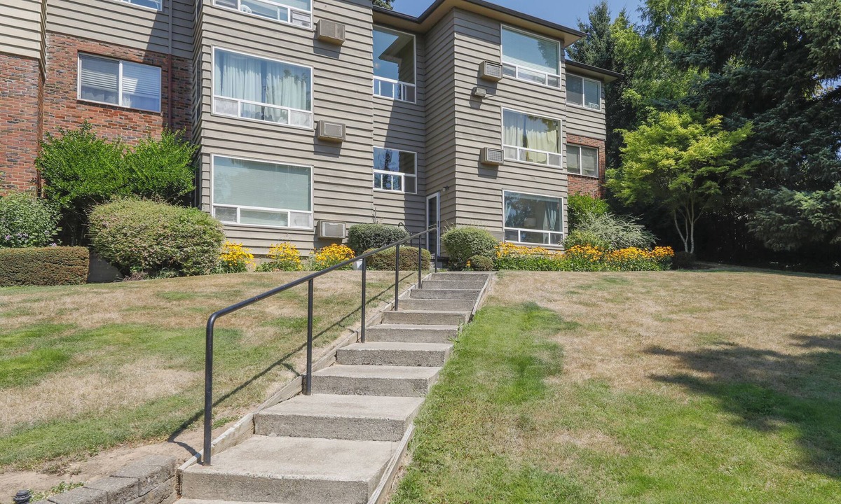 Cedar Hills Condo | Spacious 1-bdr on Canyon Rd. Designated Parking.