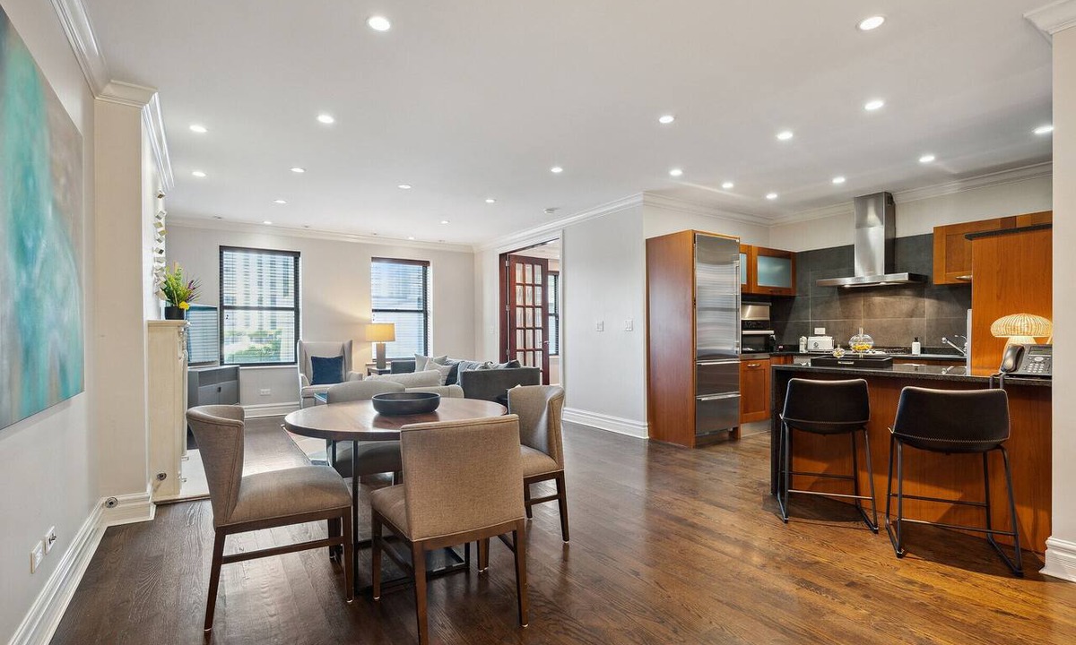 Streeterville Apartment | Spacious 2 Bed Downtown Chicago with Housekeeping and Laundry. Dogs Welcome.